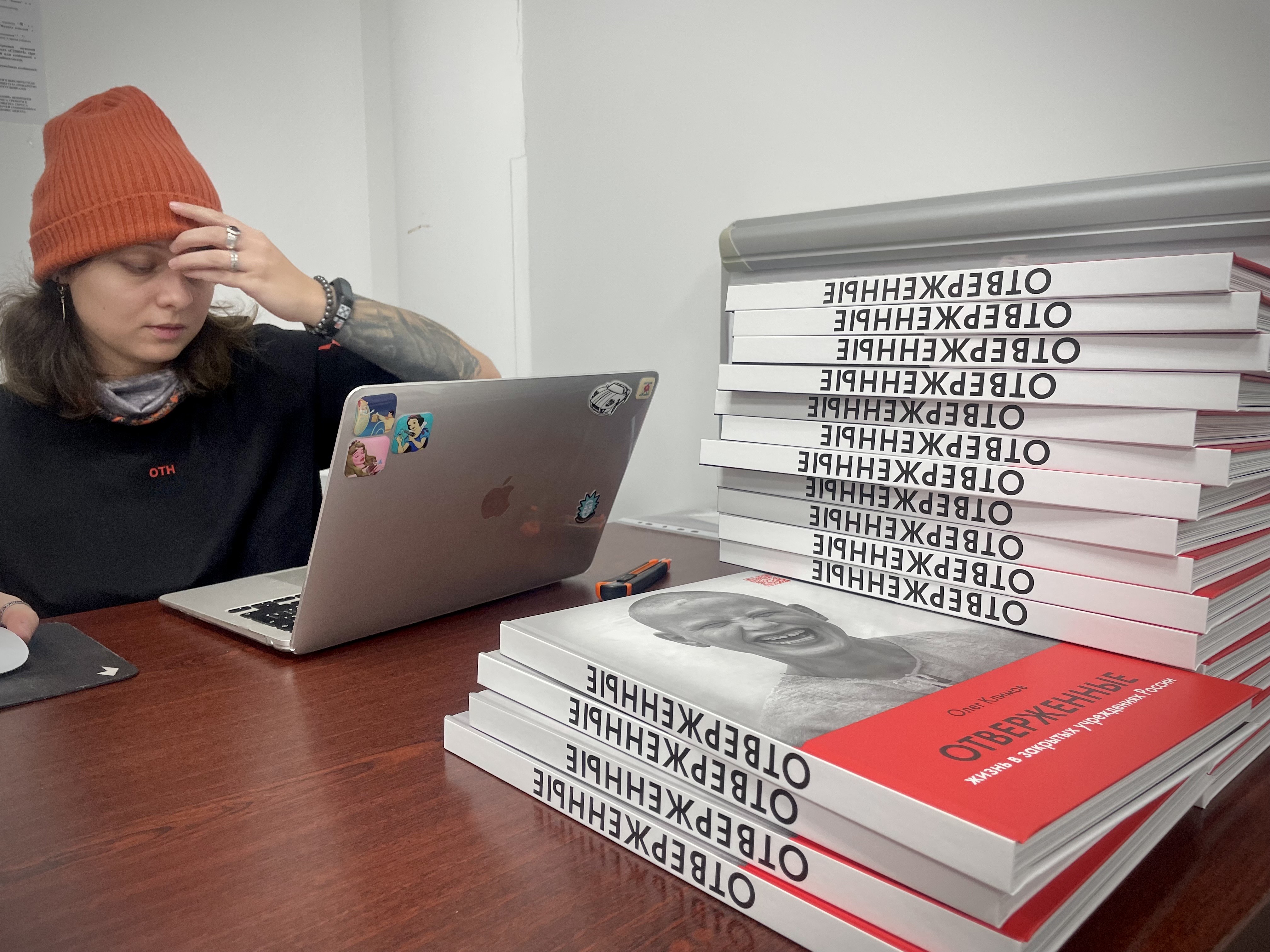 Подписанные книги "ОТВЕРЖЕННЫЕ" в офисе ПЛАНЕТА РУ